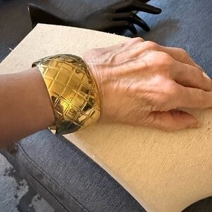 Vintage 1986 Avon “Fashion Points” Gold Tone Wide Cuff Bracelet W/Quilted Design